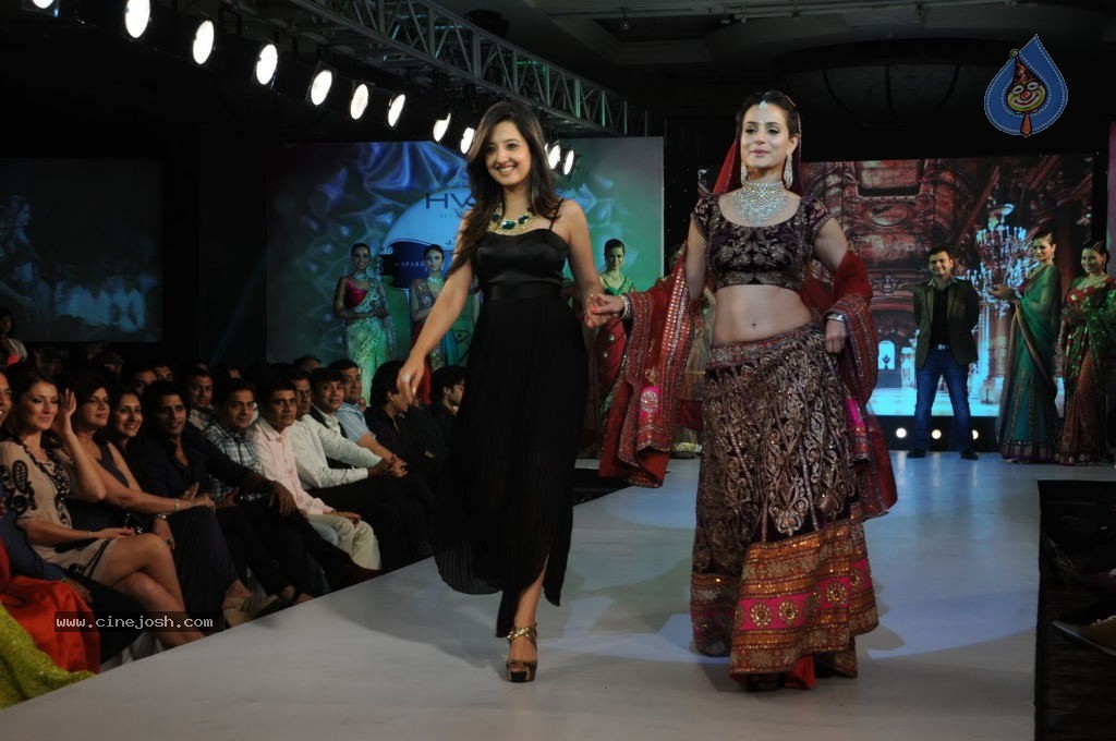 Celebs at HVK Jewels Fashion Show - 25 / 35 photos