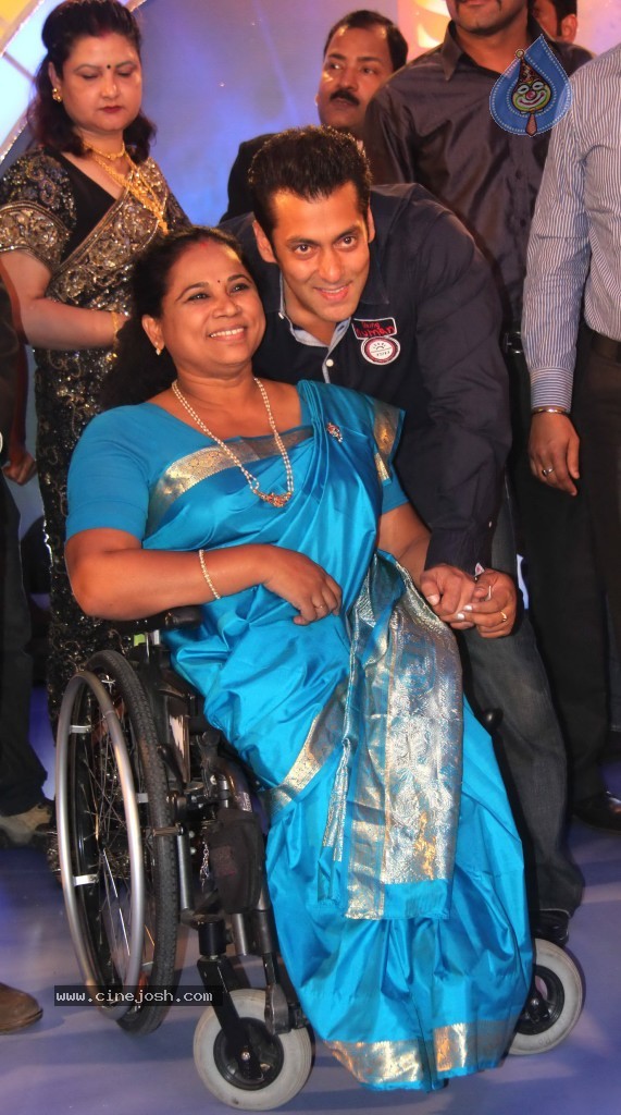 Celebs at IBN 7 Super Idols Awards - 5 / 52 photos