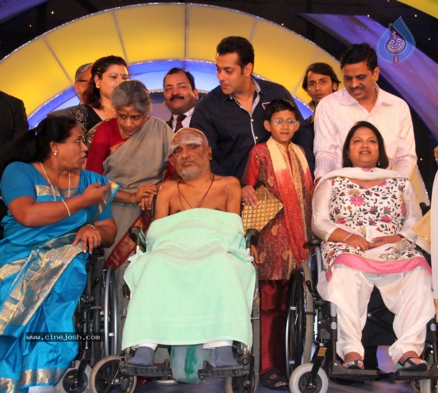 Celebs at IBN 7 Super Idols Awards - 11 / 52 photos