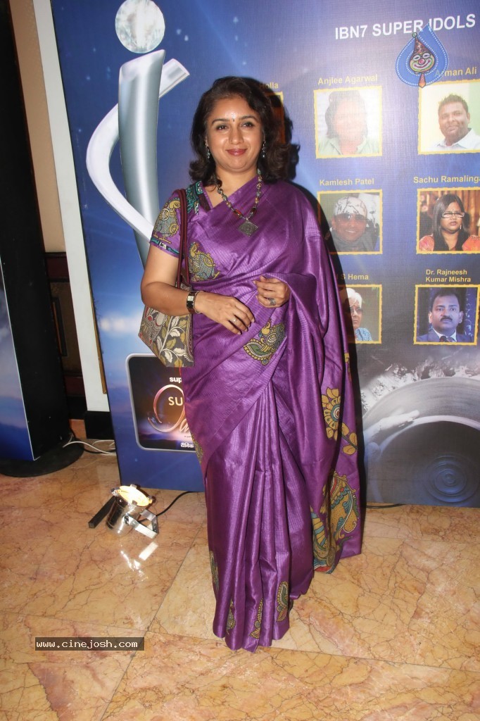 Celebs at IBN 7 Super Idols Awards - 25 / 52 photos