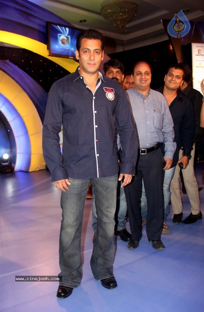 Celebs at IBN 7 Super Idols Awards - 28 / 52 photos