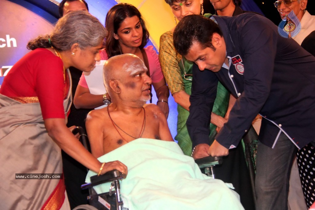 Celebs at IBN 7 Super Idols Awards - 44 / 52 photos