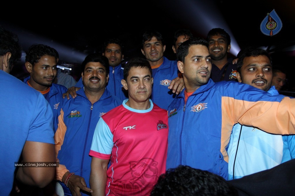 Celebs at Jaipur Pink Panthers Pro Kabaddi League Match - 7 / 85 photos