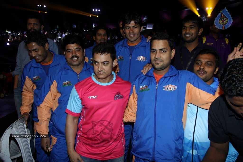 Celebs at Jaipur Pink Panthers Pro Kabaddi League Match - 11 / 85 photos