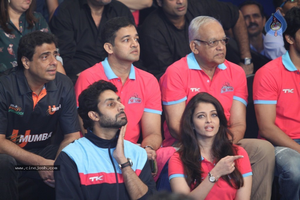 Celebs at Jaipur Pink Panthers Pro Kabaddi League Match - 20 / 85 photos