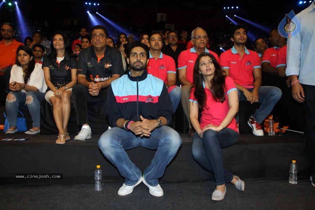 Celebs at Jaipur Pink Panthers Pro Kabaddi League Match - 26 / 85 photos