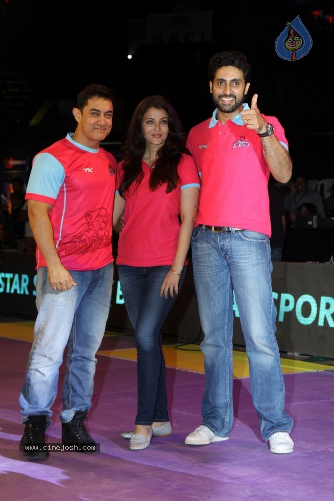 Celebs at Jaipur Pink Panthers Pro Kabaddi League Match - 28 / 85 photos
