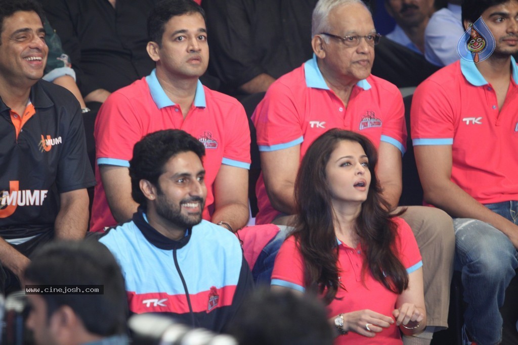 Celebs at Jaipur Pink Panthers Pro Kabaddi League Match - 31 / 85 photos