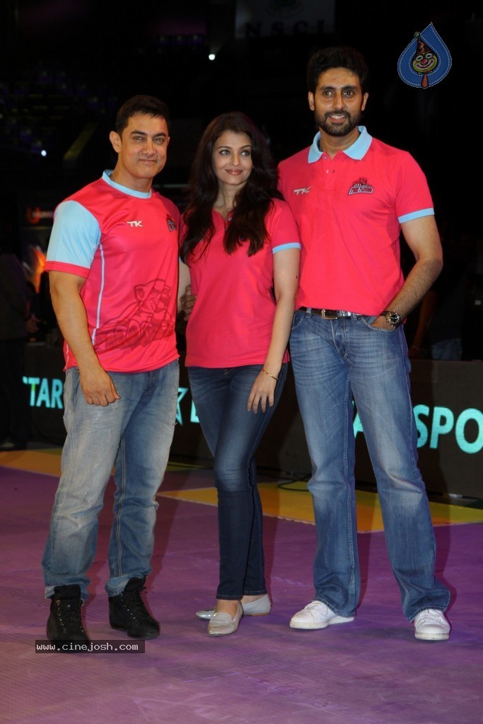 Celebs at Jaipur Pink Panthers Pro Kabaddi League Match - 33 / 85 photos