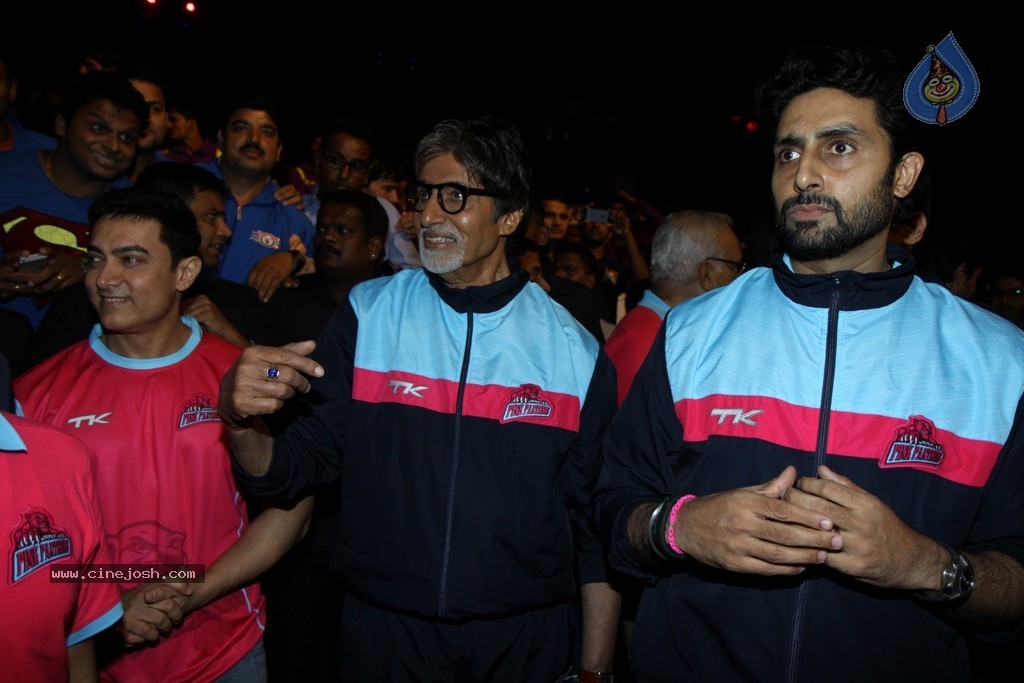 Celebs at Jaipur Pink Panthers Pro Kabaddi League Match - 45 / 85 photos