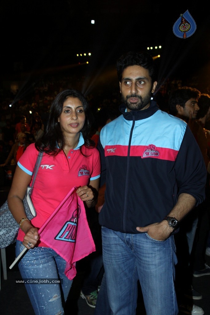 Celebs at Jaipur Pink Panthers Pro Kabaddi League Match - 53 / 85 photos