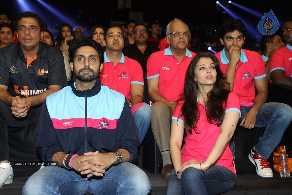 Celebs at Jaipur Pink Panthers Pro Kabaddi League Match - 56 / 85 photos