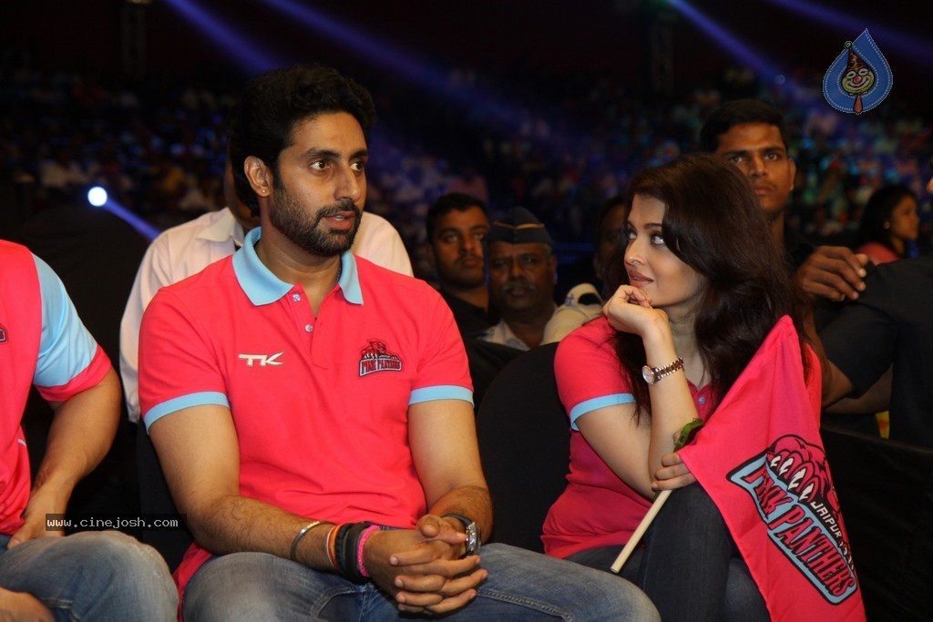 Celebs at Jaipur Pink Panthers Pro Kabaddi League Match - 58 / 85 photos