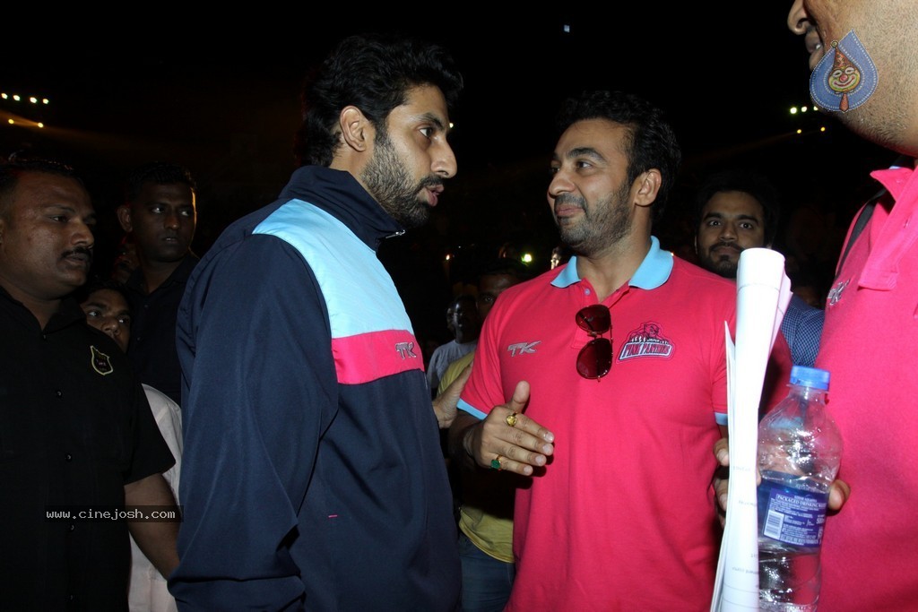 Celebs at Jaipur Pink Panthers Pro Kabaddi League Match - 60 / 85 photos