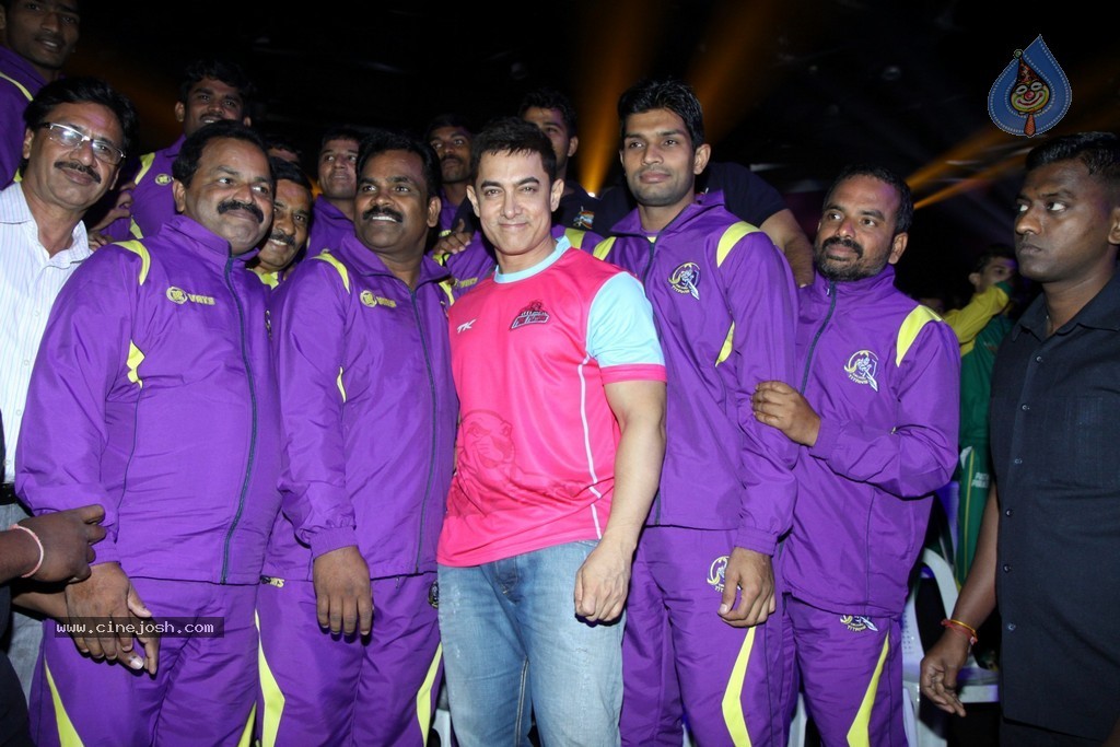 Celebs at Jaipur Pink Panthers Pro Kabaddi League Match - 64 / 85 photos