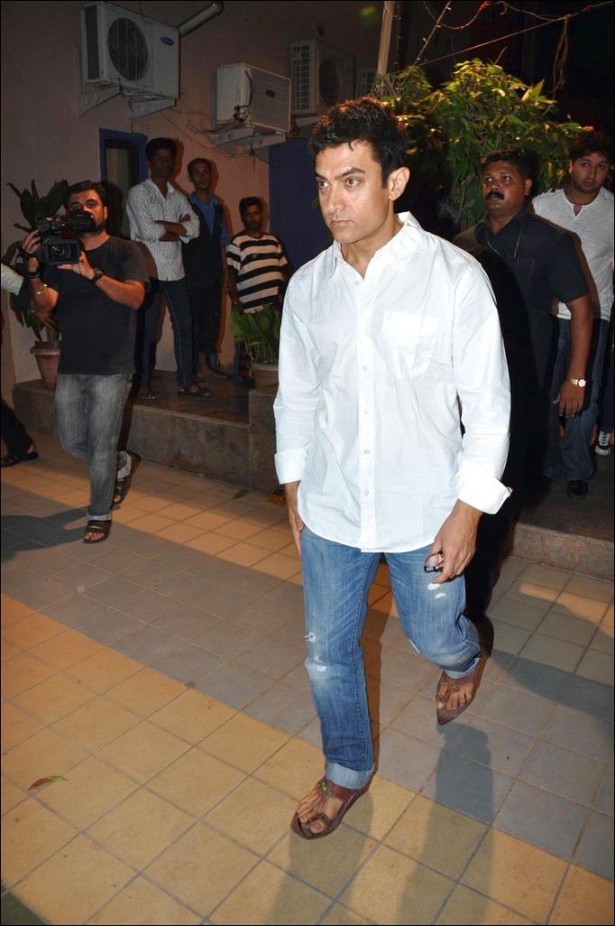 Celebs at Jiah Khan Condolence Meet - 16 / 80 photos