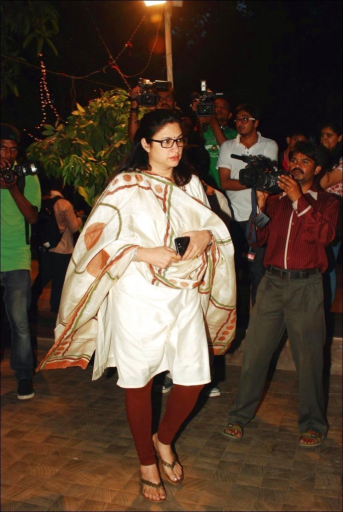 Celebs at Jiah Khan Condolence Meet - 32 / 80 photos