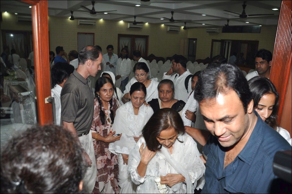 Celebs at Jiah Khan Condolence Meet - 35 / 80 photos