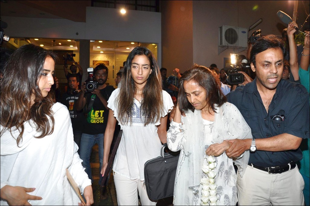 Celebs at Jiah Khan Condolence Meet - 36 / 80 photos