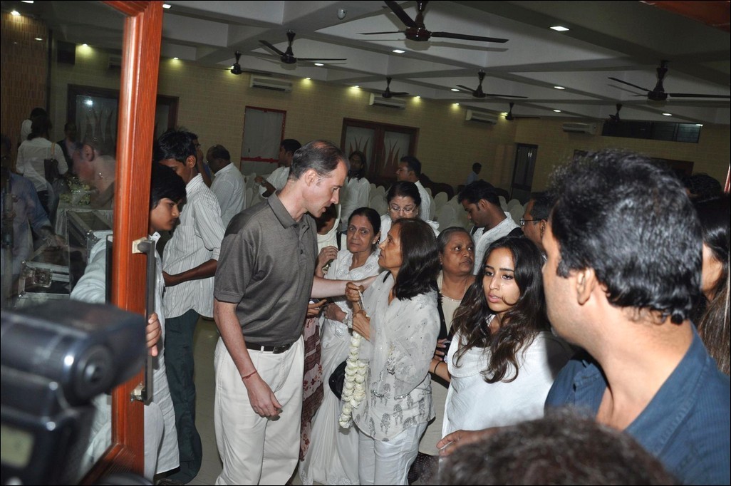 Celebs at Jiah Khan Condolence Meet - 50 / 80 photos