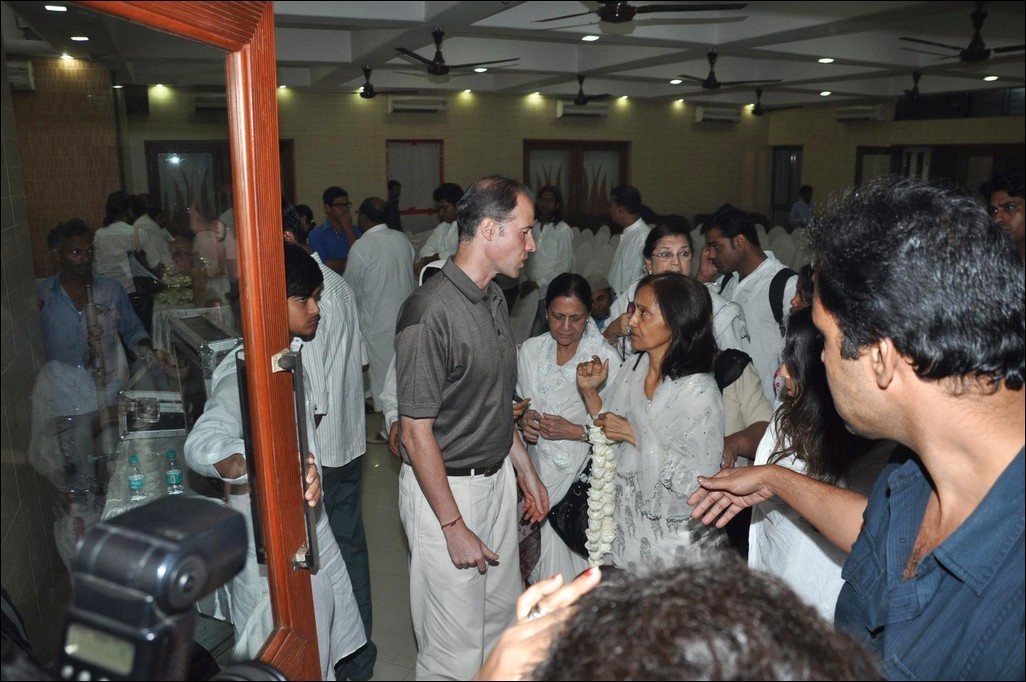Celebs at Jiah Khan Condolence Meet - 55 / 80 photos