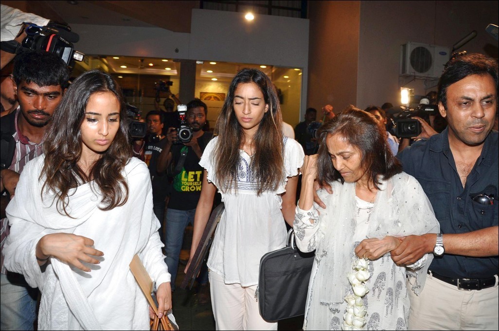 Celebs at Jiah Khan Condolence Meet - 72 / 80 photos