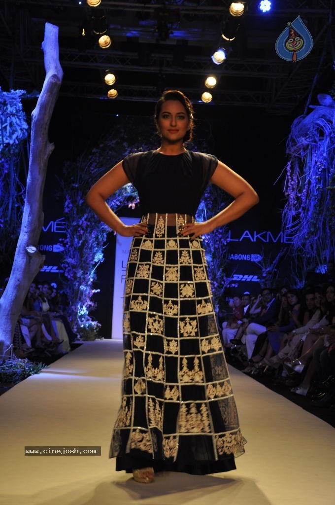 Celebs at LFW Summer Resort 2014 - 22 / 56 photos