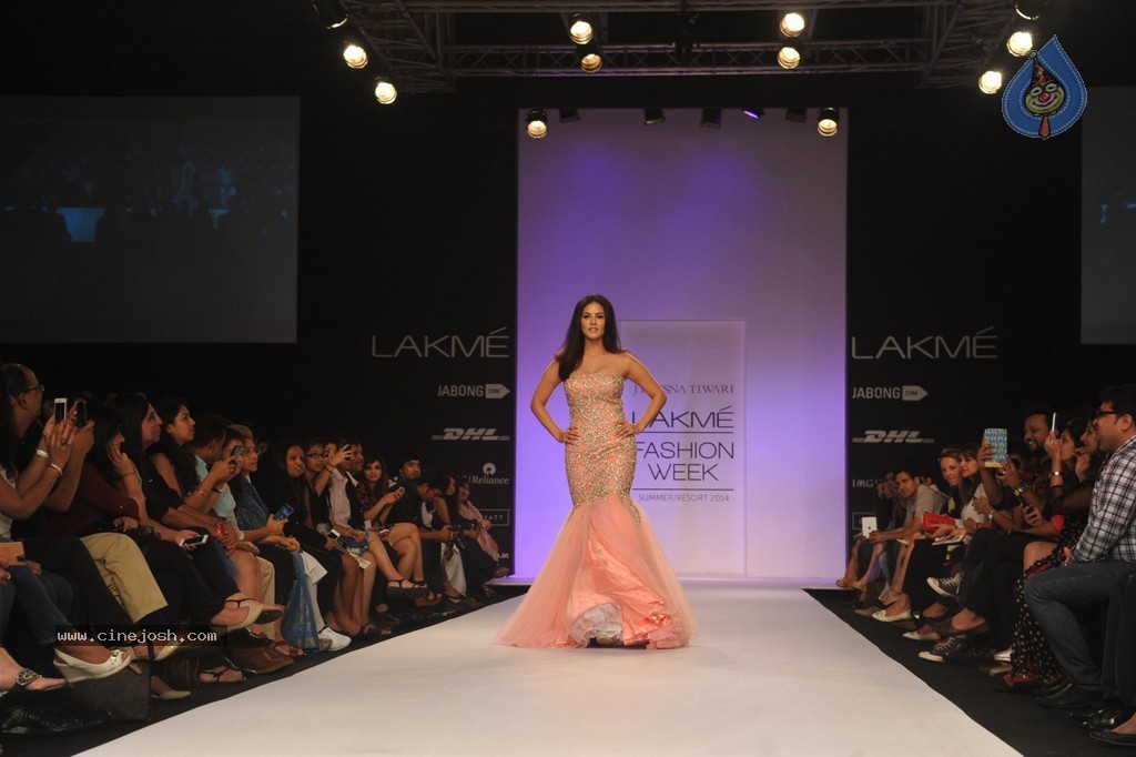 Celebs at LFW Summer Resort 2014 - 30 / 107 photos