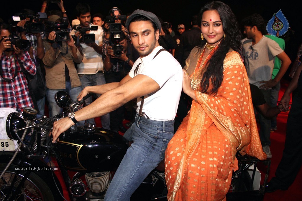 Celebs at Lootera Movie Launch - 3 / 32 photos