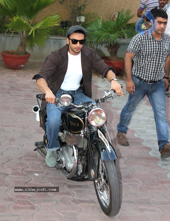Celebs at Lootera Movie Launch - 4 / 32 photos
