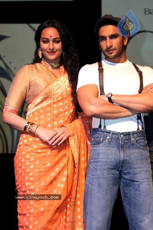 Celebs at Lootera Movie Launch - 9 / 32 photos