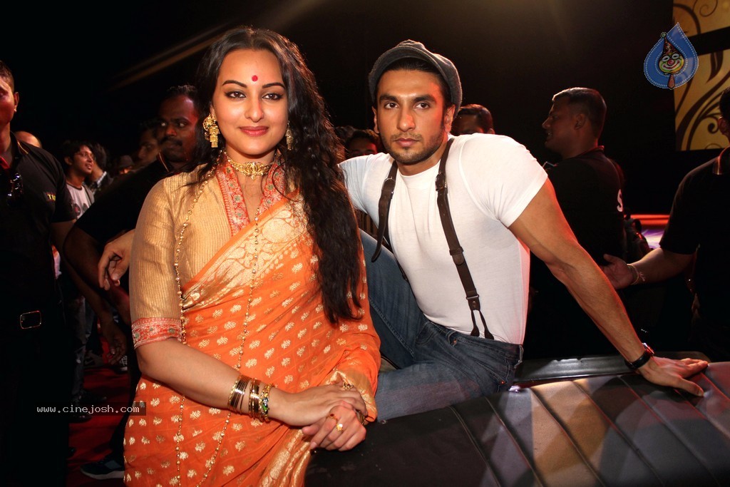 Celebs at Lootera Movie Launch - 10 / 32 photos