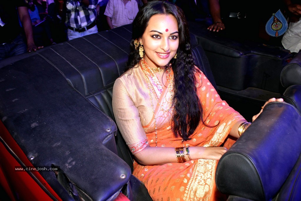 Celebs at Lootera Movie Launch - 11 / 32 photos