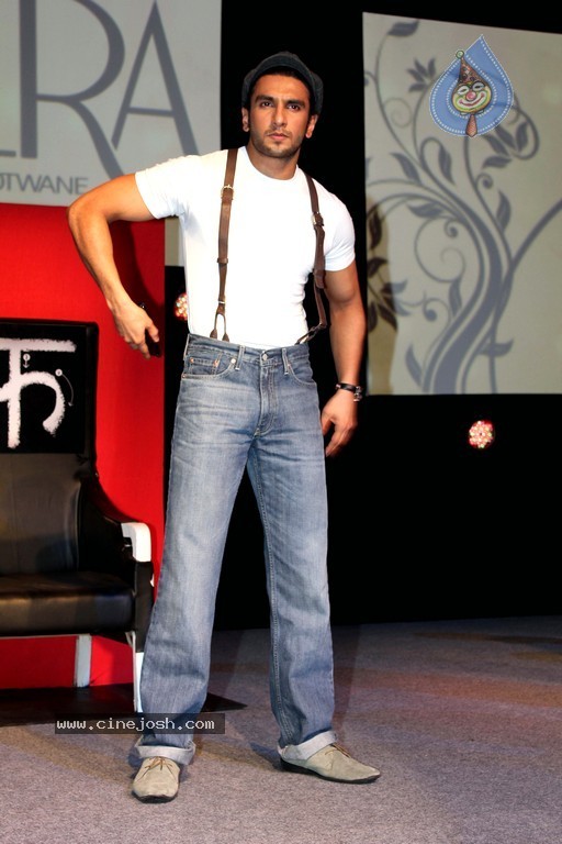 Celebs at Lootera Movie Launch - 14 / 32 photos