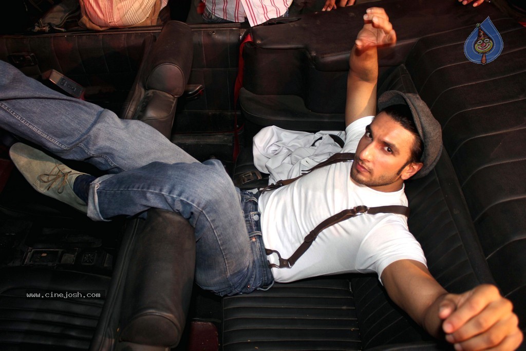 Celebs at Lootera Movie Launch - 15 / 32 photos