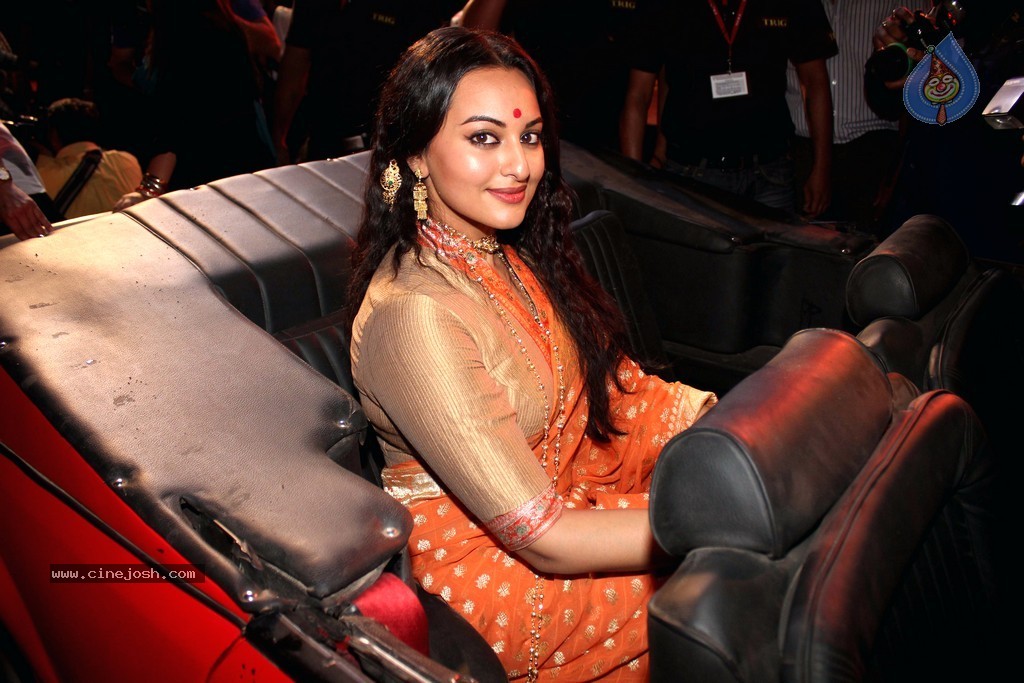 Celebs at Lootera Movie Launch - 16 / 32 photos