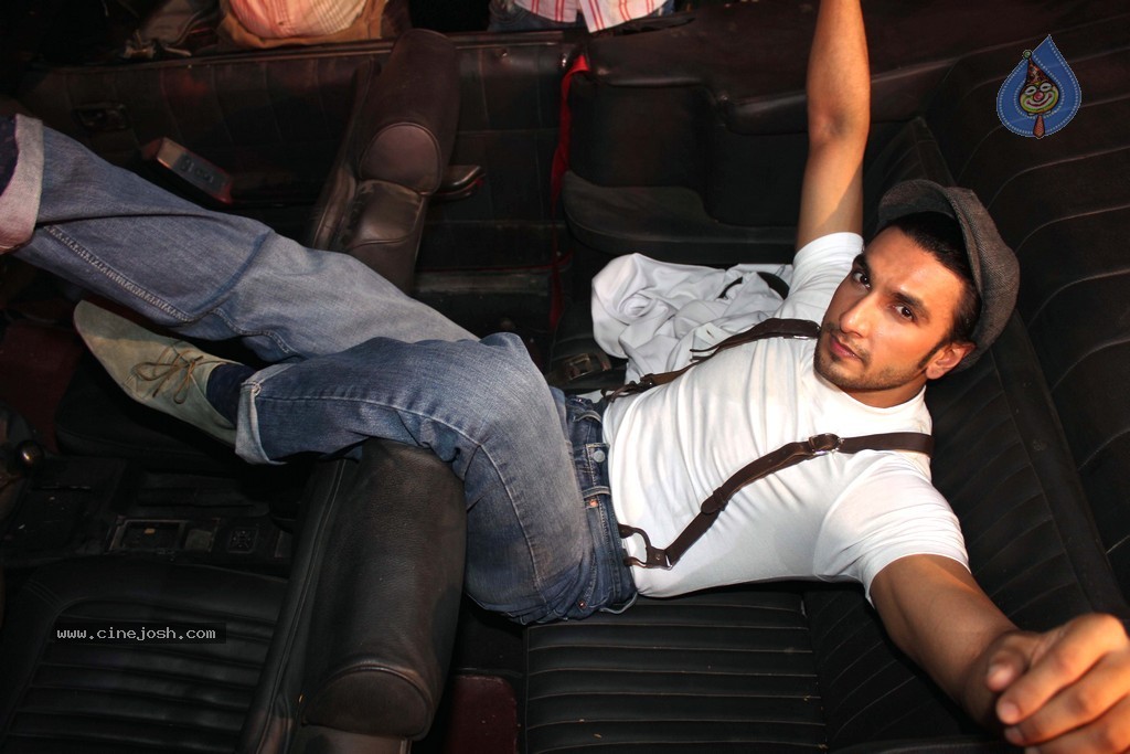 Celebs at Lootera Movie Launch - 17 / 32 photos