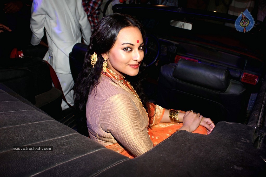 Celebs at Lootera Movie Launch - 20 / 32 photos