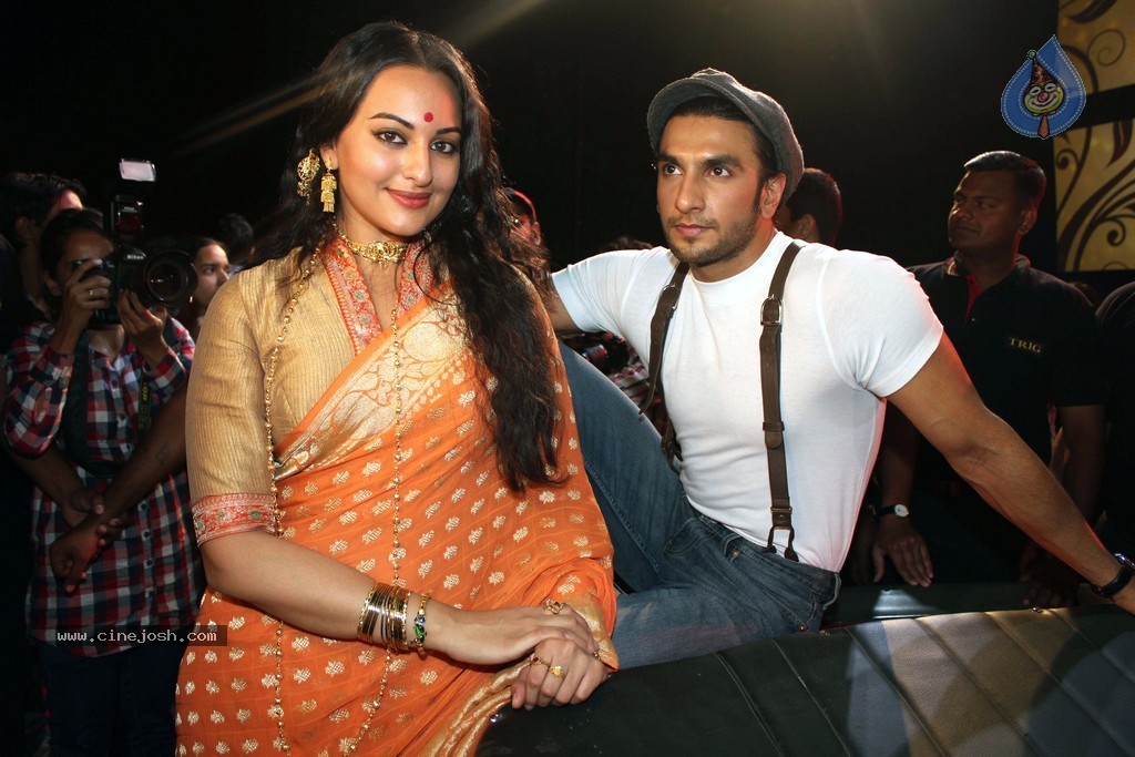 Celebs at Lootera Movie Launch - 21 / 32 photos