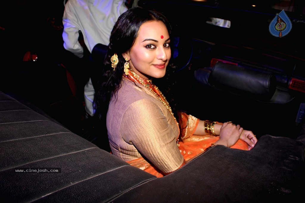 Celebs at Lootera Movie Launch - 27 / 32 photos
