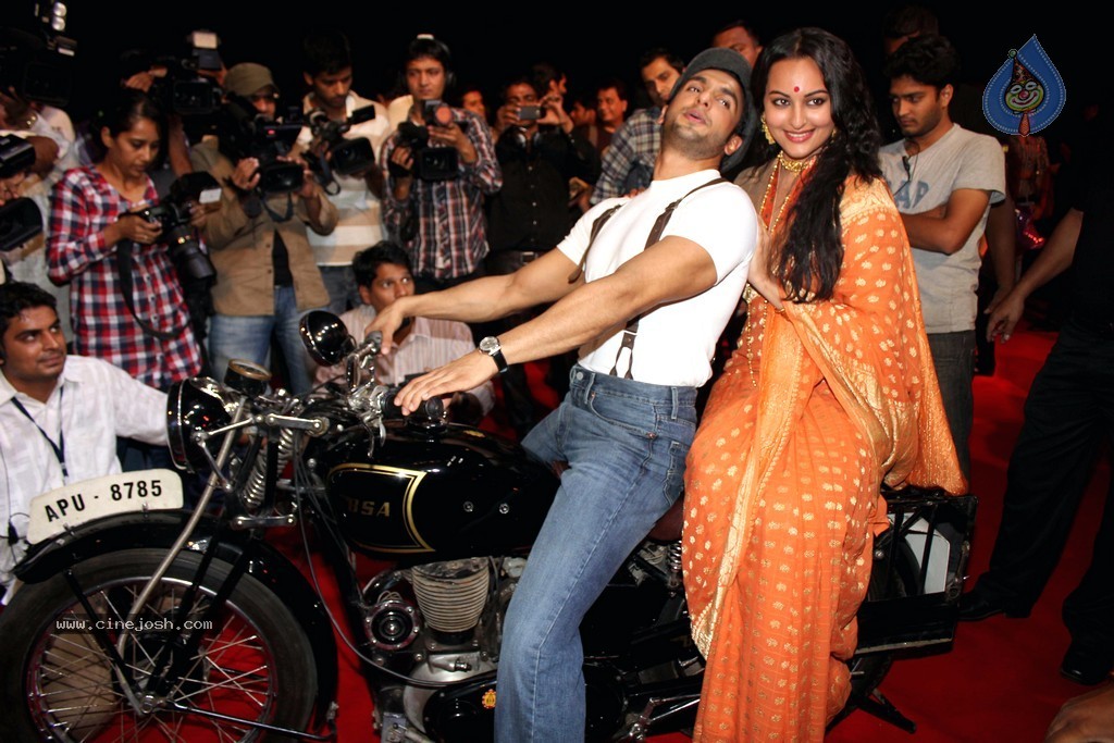 Celebs at Lootera Movie Launch - 30 / 32 photos