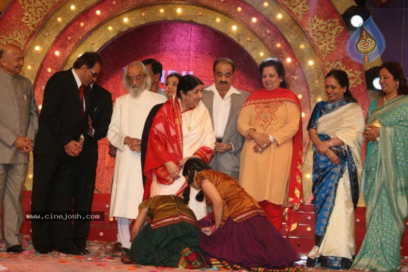 Celebs at Mi Marathi Awards - 18 / 34 photos