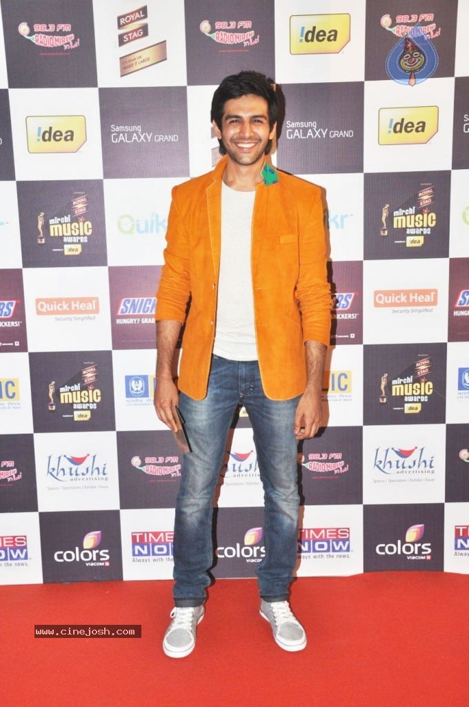 Celebs at Mirchi Music Awards 2012 - 47 / 90 photos