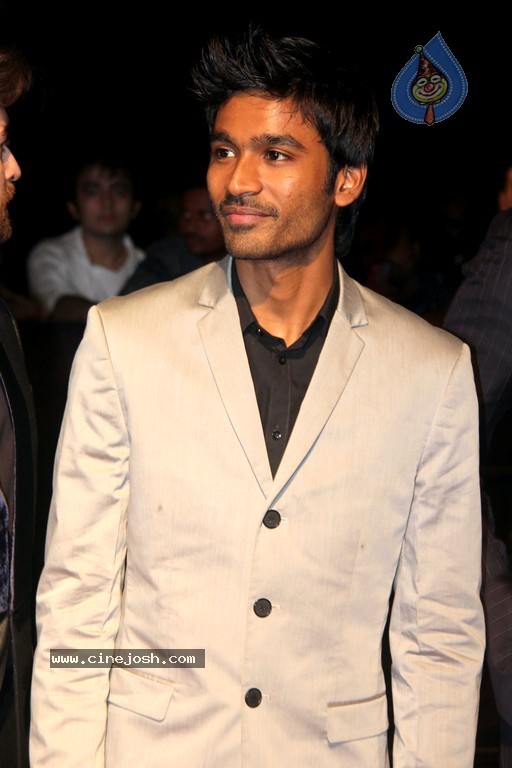 Celebs at Mission Impossible Ghost Protocol Movie Premiere - 12 / 33 photos