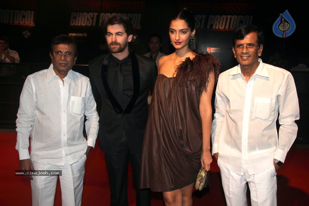 Celebs at Mission Impossible Ghost Protocol Movie Premiere - 26 / 33 photos