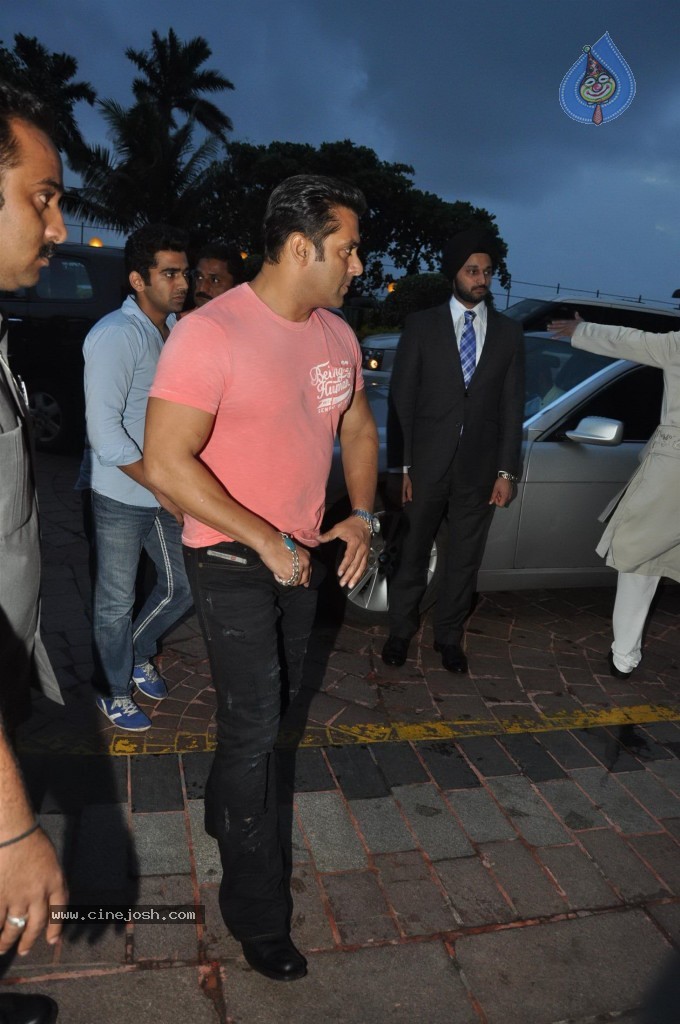 Celebs at MLA Baba Siddiqui Iftar Party - 19 / 86 photos