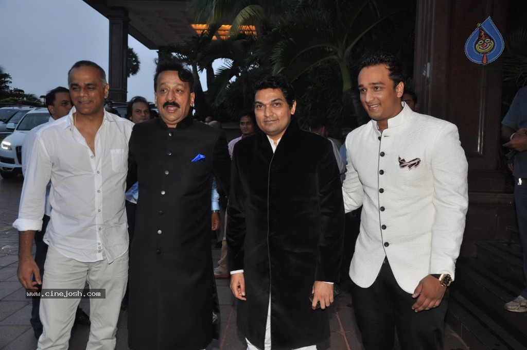 Celebs at MLA Baba Siddiqui Iftar Party - 22 / 86 photos