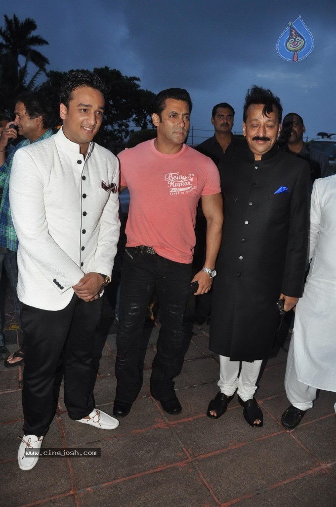 Celebs at MLA Baba Siddiqui Iftar Party - 34 / 86 photos
