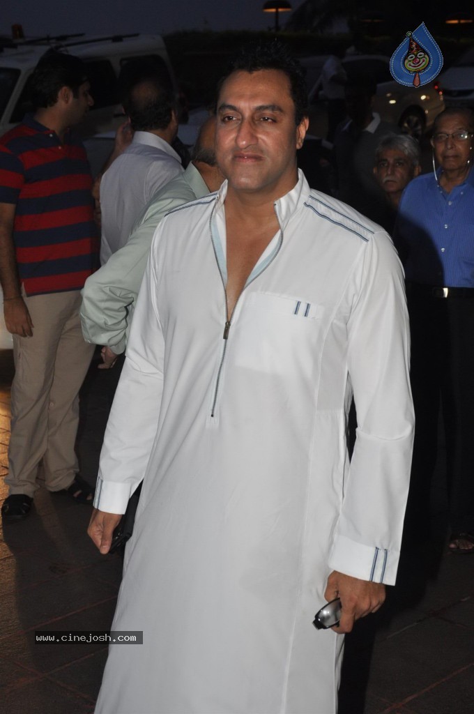 Celebs at MLA Baba Siddiqui Iftar Party - 40 / 86 photos