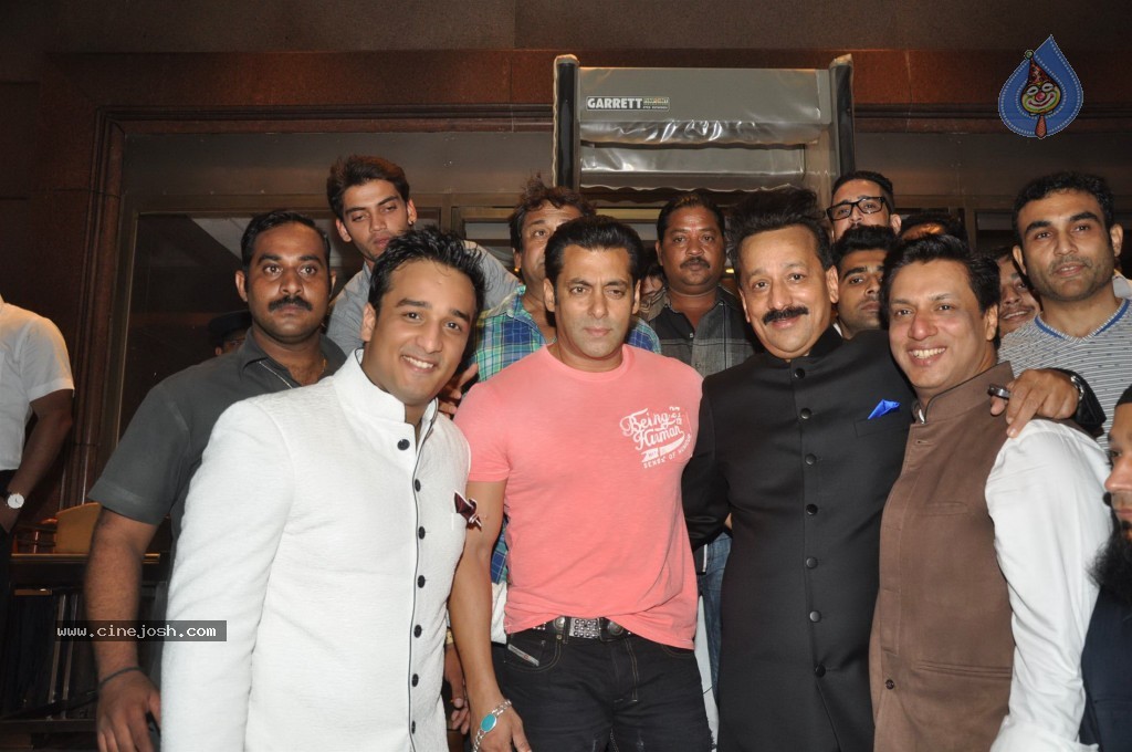 Celebs at MLA Baba Siddiqui Iftar Party - 71 / 86 photos